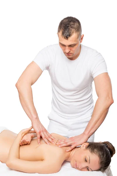 Молодий професійний масажист з пацієнтом на масажному столі — стокове фото