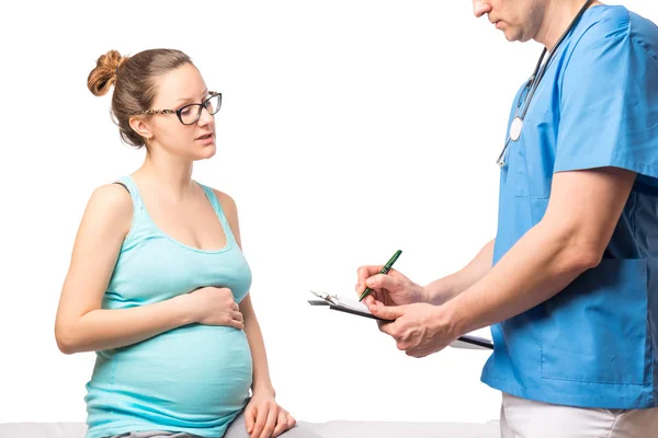 Zwangere vrouw en arts met een map geïsoleerd — Stockfoto