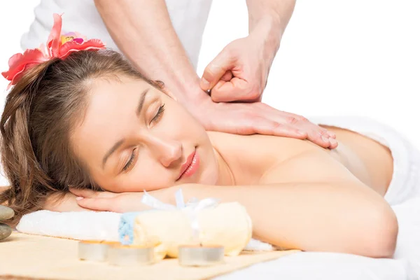 Charmiga unga brunett få en massage på spa — Stockfoto