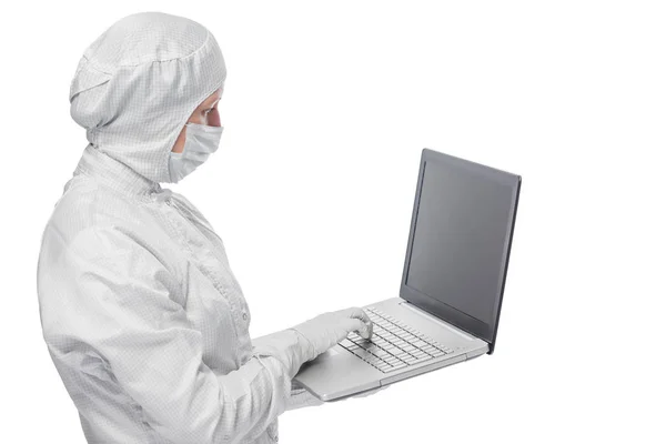 В захисному костюмі Вчений працює з ноутбуком ізольовано — стокове фото