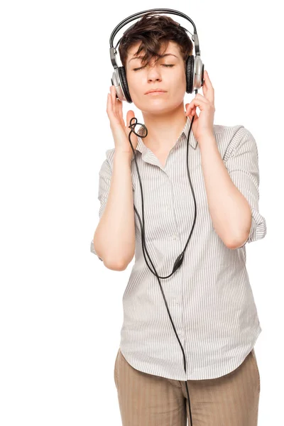 Menina magro desfrutando de música com fones de ouvido isolados no branco backg — Fotografia de Stock