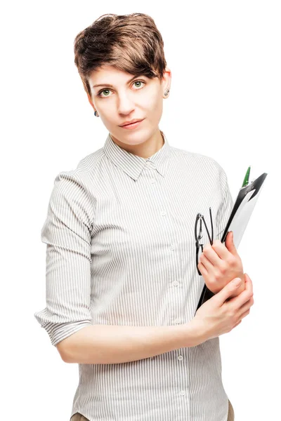 Портрет предпринимательницы с папкой и стаканами в руках изо — стоковое фото