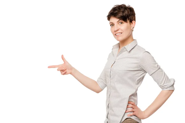 Morena en una camisa a rayas muestra su dedo en el espacio a la izquierda i — Foto de Stock