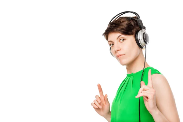 Menina bonita com fones de ouvido em um fundo branco — Fotografia de Stock