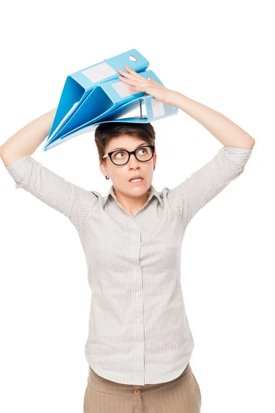 Сумасшедшая женщина с папками на голове изолированный офисный работник — стоковое фото