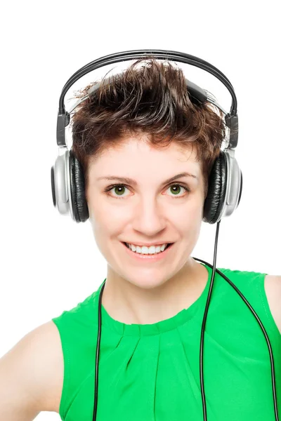 Retrato de close-up vertical de mulher em fones de ouvido em um bac branco — Fotografia de Stock