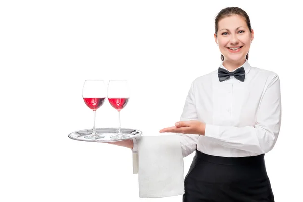 Belle jeune serveuse avec un vin rouge dans des verres sur un b blanc — Photo