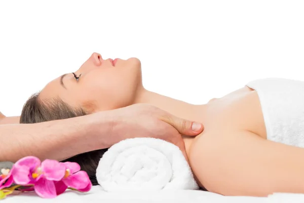 Massagem os ombros de uma jovem mulher bonita no salão de spa — Fotografia de Stock