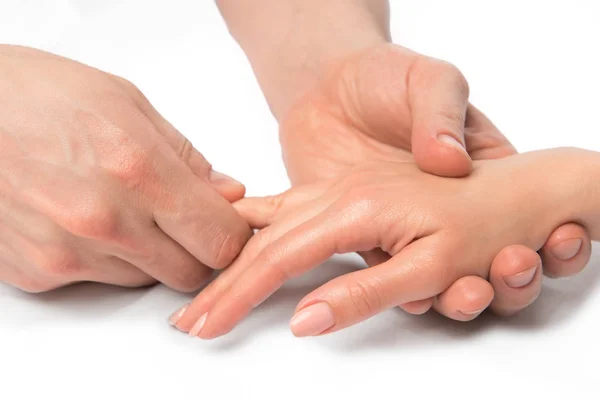 Fisioterapeuta massagista amassa os dedos do paciente — Fotografia de Stock