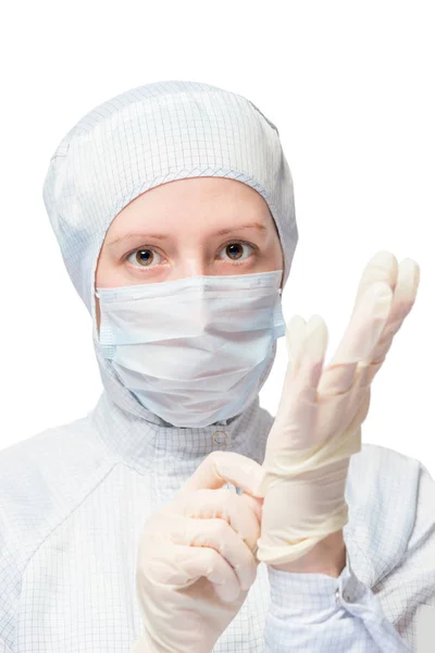 Mujer en un traje de protección lleva guantes estériles desechables en un —  Fotos de Stock