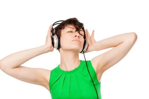 Feminino 25 anos, gosta de ouvir música com fones de ouvido em um w — Fotografia de Stock