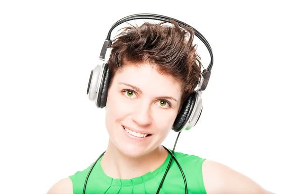 Bir whit üzerinde favori müzik dinlerken kulaklık ile gülümseyen kadın — Stok fotoğraf