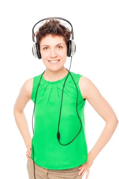 Menina feliz ouvir sua música favorita com fones de ouvido em um fundo branco — Fotografia de Stock