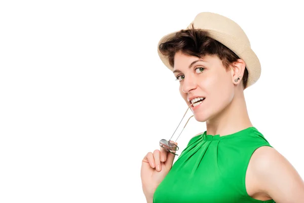 Hermosa mujer juguetona con gafas usando un sombrero en una ba blanca —  Fotos de Stock