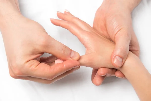 Mãos close-up, técnica de massagem de mãos vista de cima — Fotografia de Stock