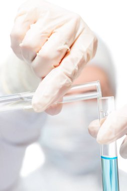 Lastik eldiven kimyager elinde tehlikeli sıvılar test dökün. 