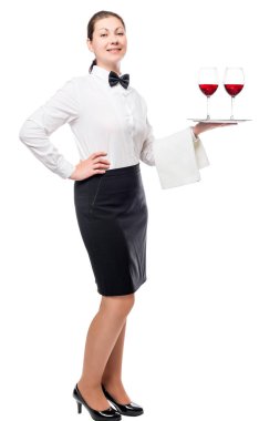 kadın çalışanı ile bir tepsi üzerinde şarap gözlük Restoran 