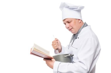 yatay bir tava ve bir kitap Tarifler aşçı portresi