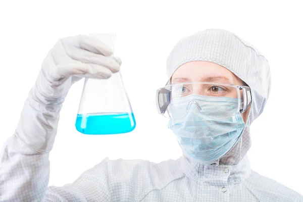 女性研究員のフラスコの中の液体青い物質の分析 — ストック写真