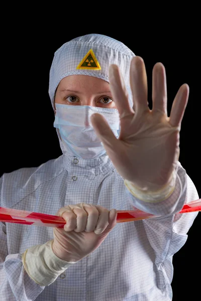 Radyoaktif kirlenme tehlike bölgesinde çalışan kadın — Stok fotoğraf