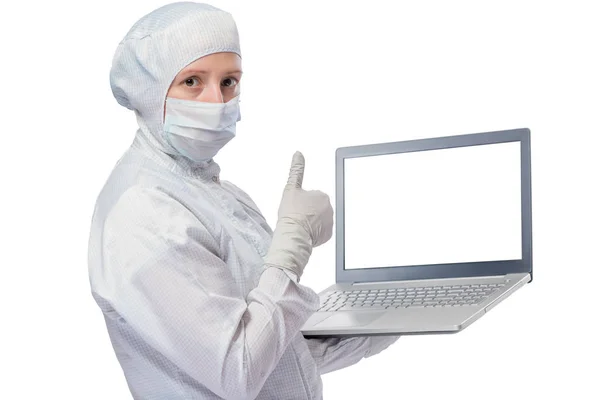 Erfolgreicher Chemiker mit Computer in der Hand — Stockfoto