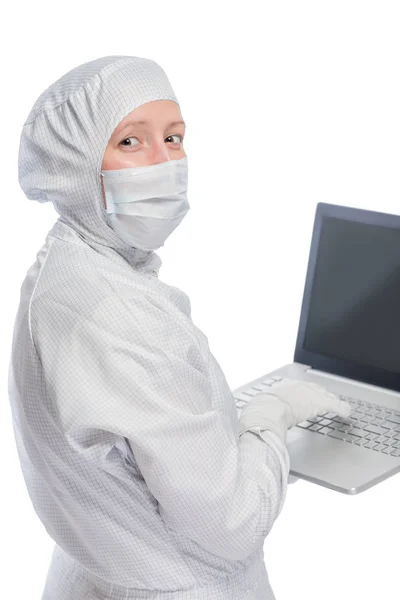 Porträt einer Biologin, einer Chemikerin mit dem Laptop auf dem Schoß. wh — Stockfoto