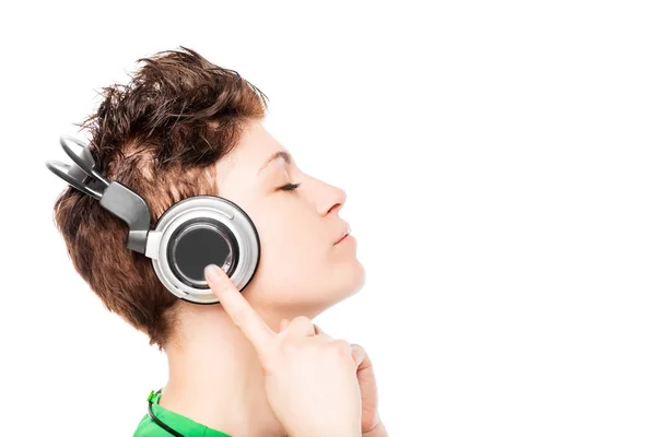 Menina relaxante em fones de ouvido desfrutando de música agradável em um b branco — Fotografia de Stock