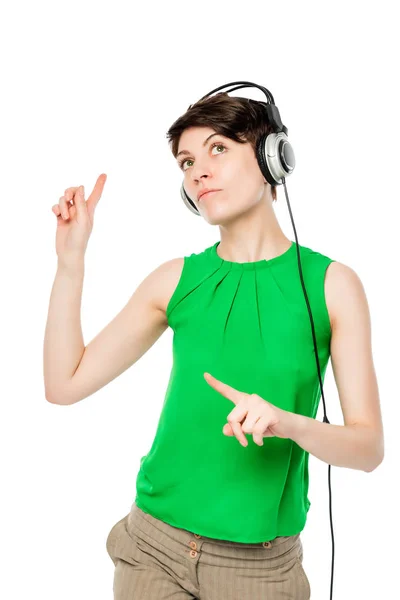 Ελκυστική κοπέλα με ακουστικά σε λευκό φόντο στο studio — Φωτογραφία Αρχείου