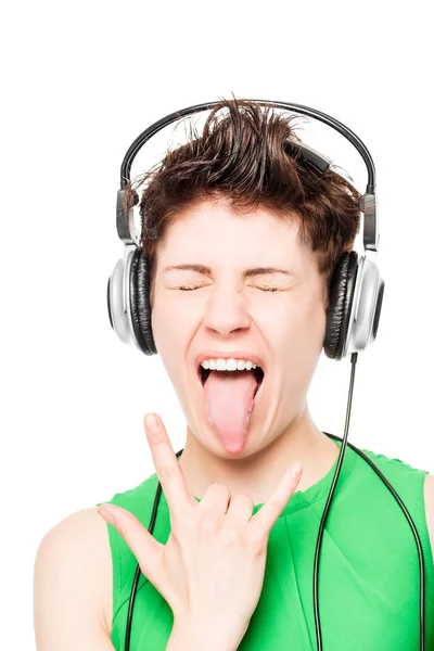 Retrato de menina feliz ama hard rock com fones de ouvido em um whit — Fotografia de Stock