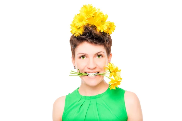 Frau mit einem Blumenstrauß in einem Gebiss Porträt auf weiß — Stockfoto