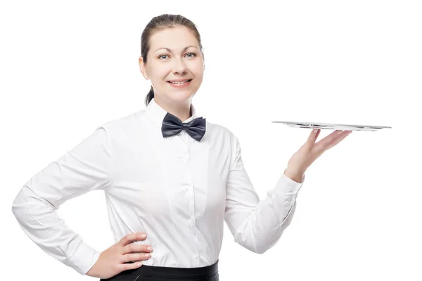 Garçom elegante com uma bandeja na mão posando em um backgro branco — Fotografia de Stock