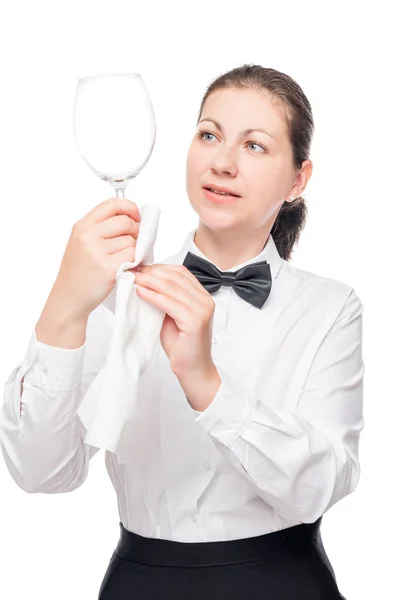 Barman se dívá na čistou prázdnou sklenici na bílém pozadí — Stock fotografie