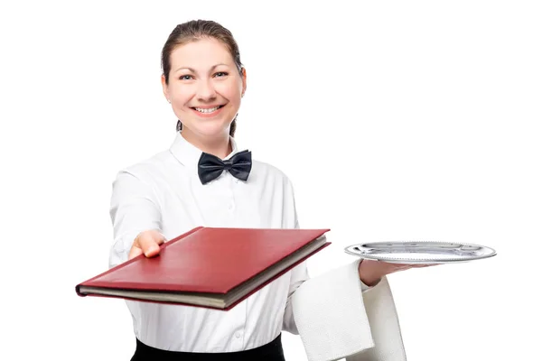 Feliz camarera dando un menú de carpetas en un aislado de fondo blanco — Foto de Stock