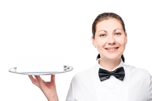 Vertrouwen serveerster met een dienblad op een witte achtergrond, geïsoleerd — Stockfoto