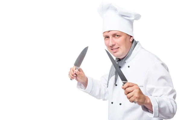 Gekke chef-kok bedreigend twee messen op een witte achtergrond — Stockfoto