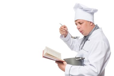 Şef bir kitap ve bir tencere ve soldan bir alan