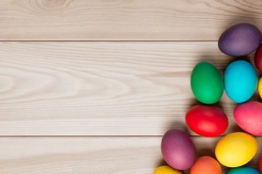 bir yazıt ve bir demet Paskalya yumurtası için ahşap arka plan