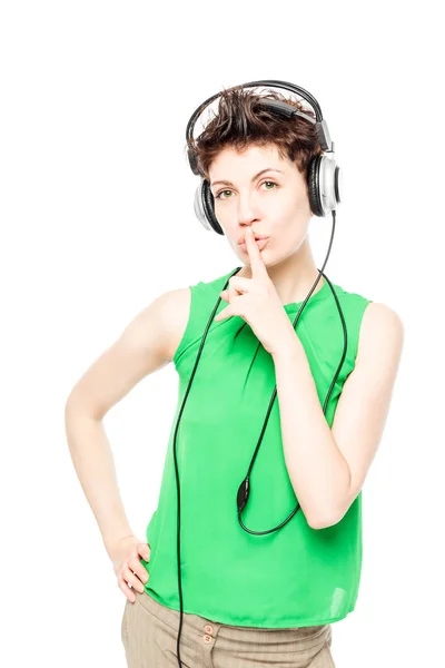 DJ σε ένα πράσινο μπλουζάκι με ακουστικά χαμογελώντας πορτρέτο για το st — Φωτογραφία Αρχείου