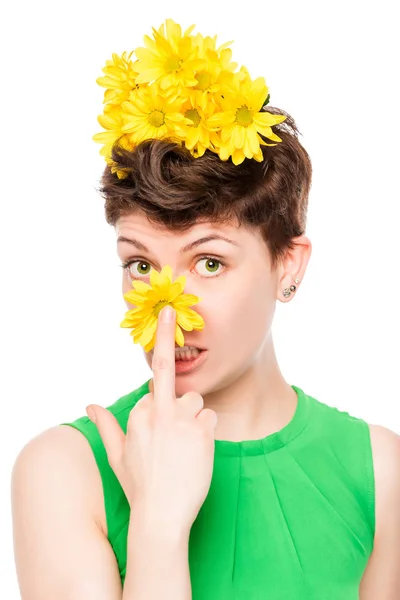 Ganska ung brunett med blommor i studion på en vit baksida — Stockfoto