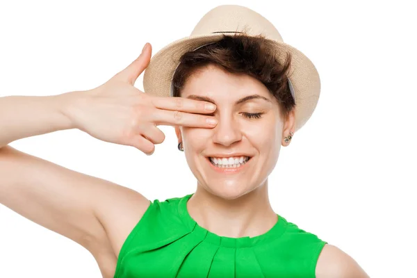 Fröhliches Mädchen posiert mit Hut im Studio — Stockfoto
