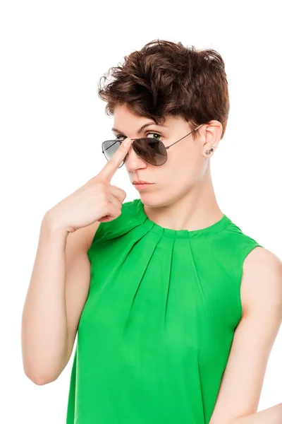 Güneş gözlükleri şık bir kadın portresi üzerinde beyaz bir backgr bak — Stok fotoğraf