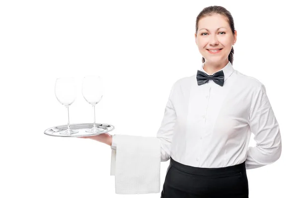 Camarero mujer con dos vasos vacíos en una bandeja sobre un fondo blanco —  Fotos de Stock