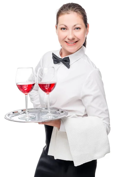Retrato de uma mulher - uma garçonete com copos de vinho em um branco — Fotografia de Stock