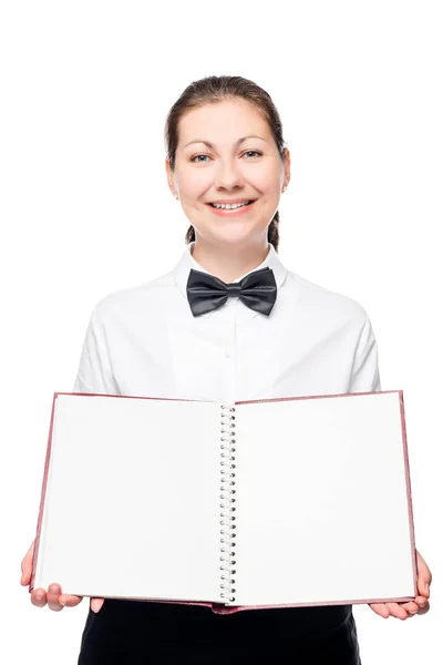 Encantadora camarera con menú en blanco sonriente retrato aislado en blanco — Foto de Stock