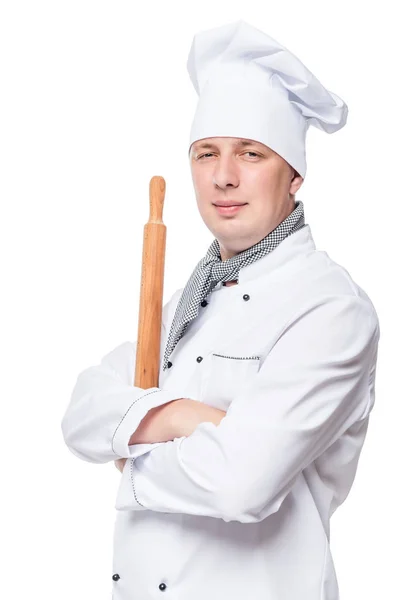 Chef-kok met een houten deegroller op een witte achtergrond — Stockfoto