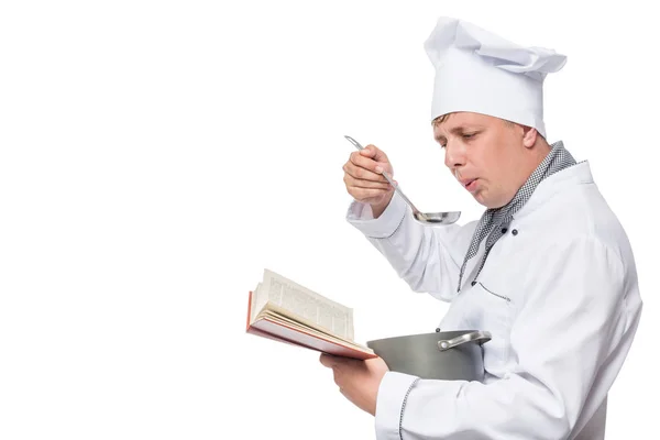 Chef con un libro y una cacerola y un espacio a la izquierda — Foto de Stock