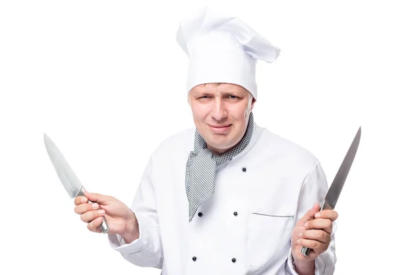 Agresywne kucharz z ostrymi nożami na białym tle na białym tle — Zdjęcie stockowe