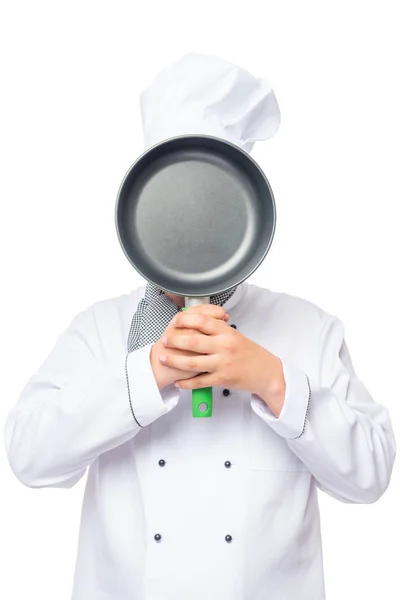 Кук закрыл лицо черной сковородкой на белом фоне. — стоковое фото