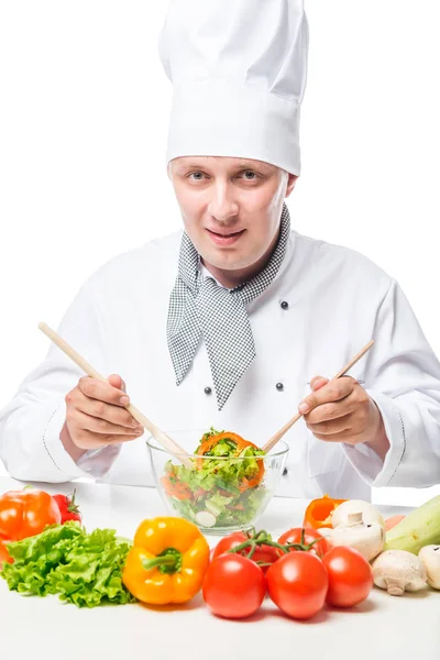 Úspěšné chef salát s miskou a dřevěnou lžící na bílé — Stock fotografie