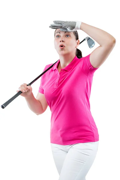 Αθλητής γυναίκα βλέποντας τη διαδρομή πτήσης μπάλα του γκολφ σε ένα λευκό β — Φωτογραφία Αρχείου